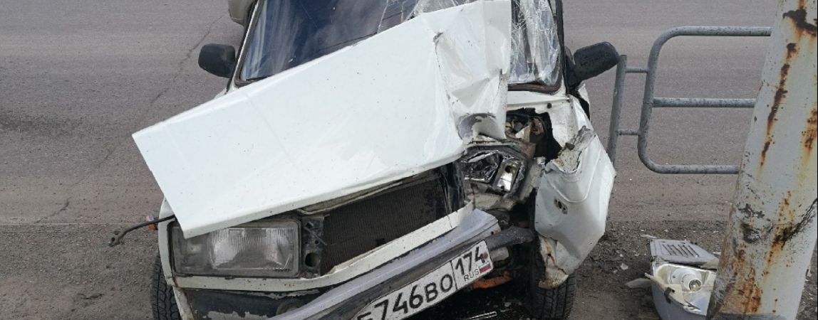 «Семерка» врезалась в столб