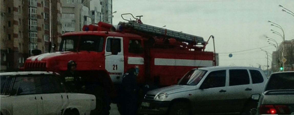 Внедорожник столкнулся с пожарной машиной