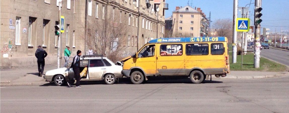 В Магнитогорске «маршрутка» врезалась в легковой автомобиль