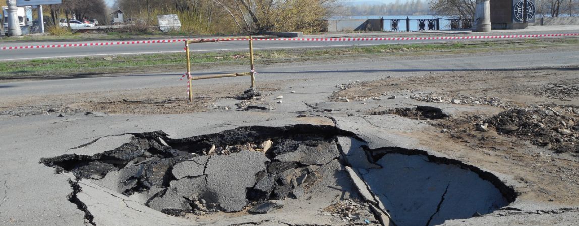 Размыло грунт. На площади Носова приступили к ликвидации повреждения