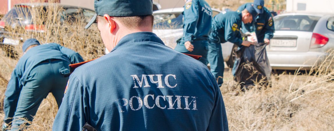 Пожарные убрались в зарослях возле детского сада