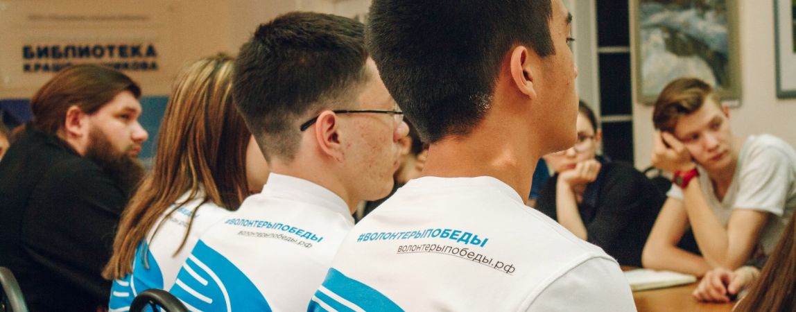 Активисты раздали первые георгиевские ленты. Их можно получить ещё по двум адресам