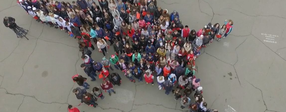 Голос поколений на площади МГТУ. Сегодня магнитогорские студенты примкнули к Всероссийской акции «Гимн Победы»
