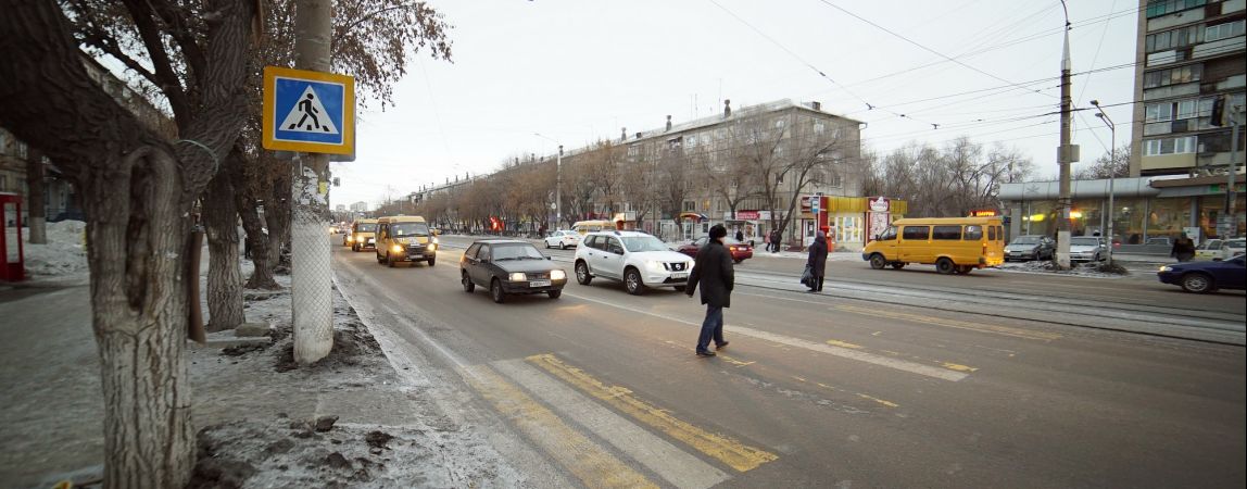 Последствия урагана: на Ленина дерево упало на машину
