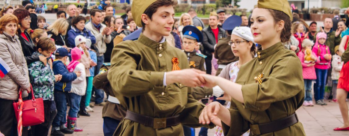 На площади Народных гуляний станцевали Майский вальс