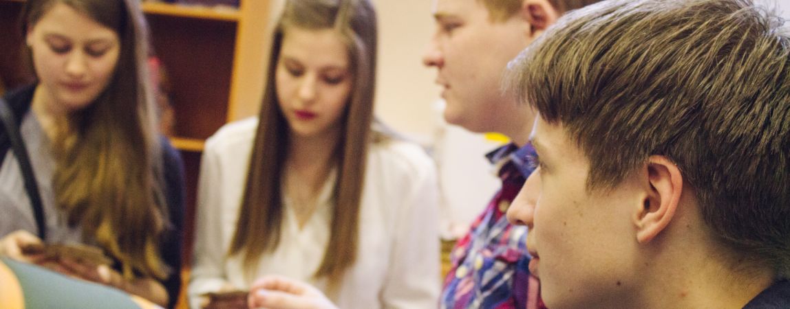 Социологи: подростки ставят семью выше романтических отношений