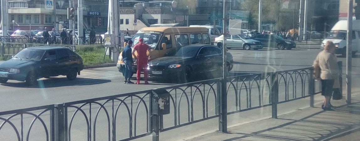 Маршрутка попала в ДТП на Завенягина. Движение затруднено