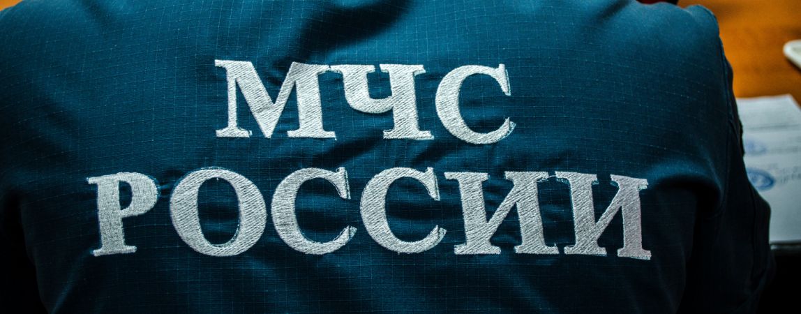 Сотрудникам МЧС пришлось забираться на балкон по автовышке. Что произошло на Зелёном Логе?