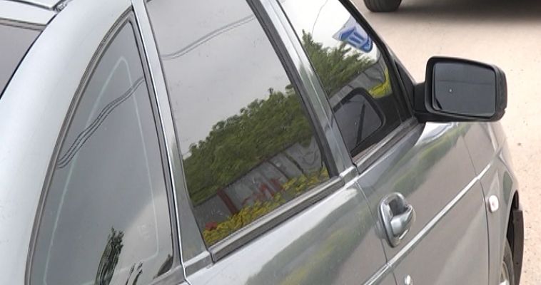 ЗА ТЕМНЫМИ СТЕКЛАМИ