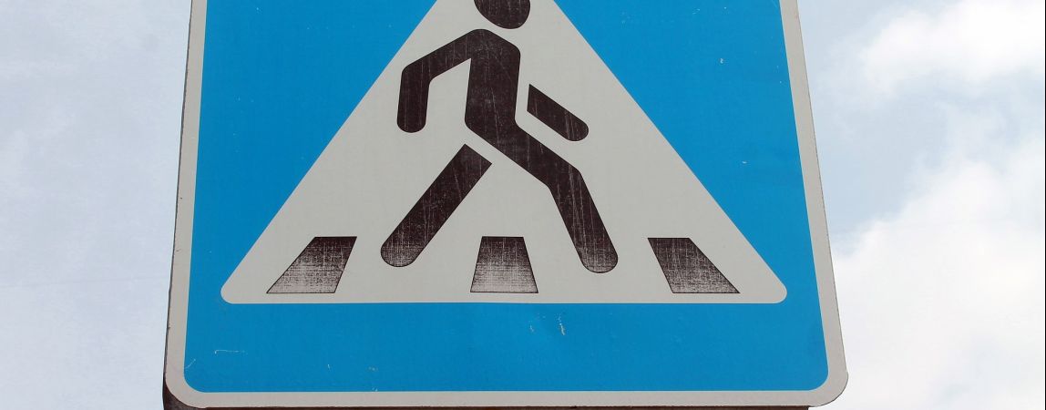 В результате ДТП снесли дорожный знак