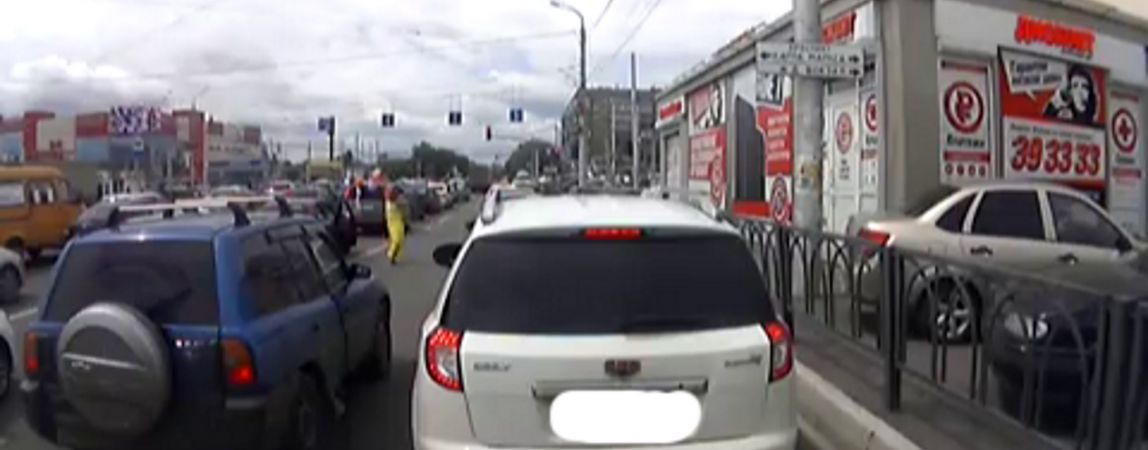 Танцы на дороге. В сети появилось занятное видео