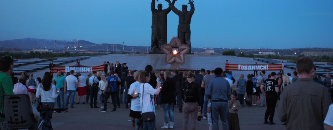 У монумента «Тыл-Фронту» зажгли «свечи памяти»