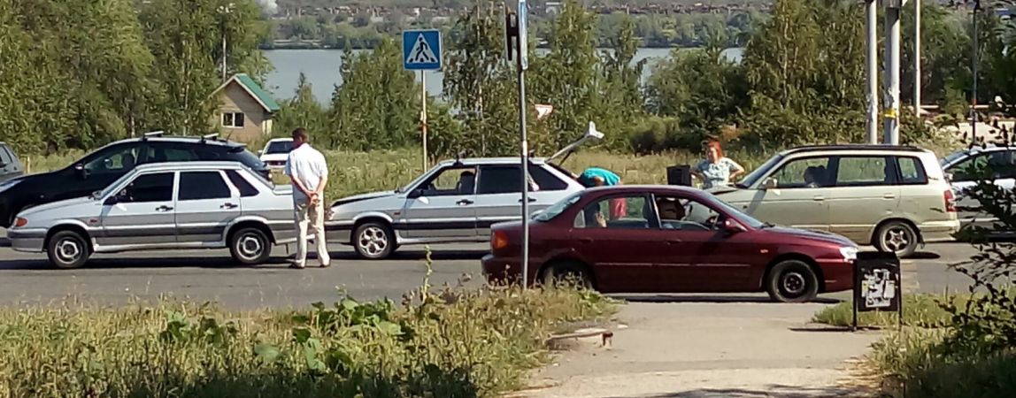 Три автомобиля друг за другом столкнулись возле Дворца спорта