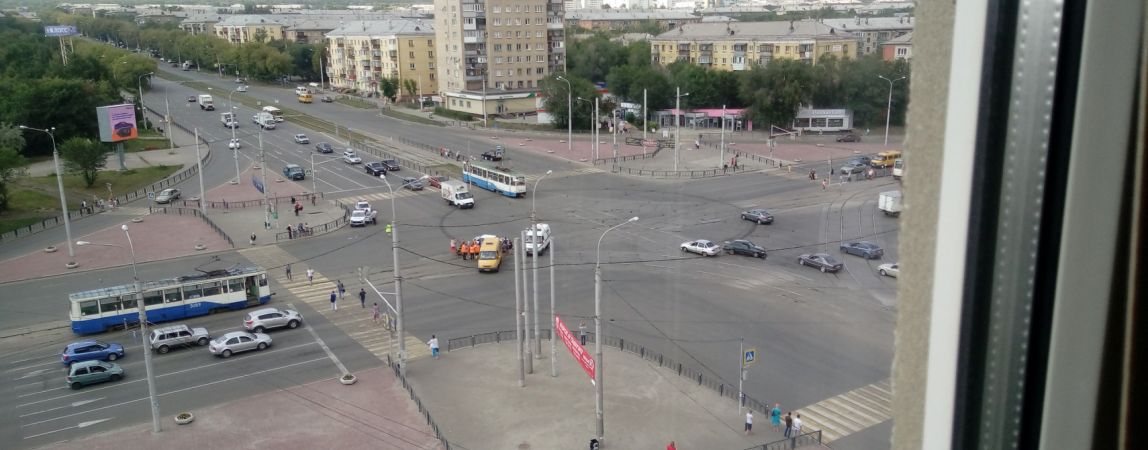 Авария на площади Мира парализовала движение трамваев