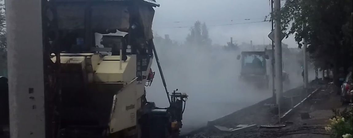 Видео. На главной дорожной стройплощадке в дождь уложили асфальт