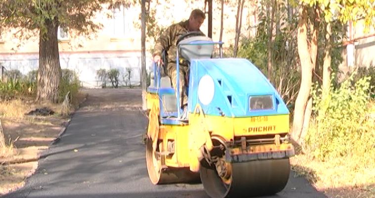 ЛАТАЮТ ЯМЫ ВО ДВОРАХ