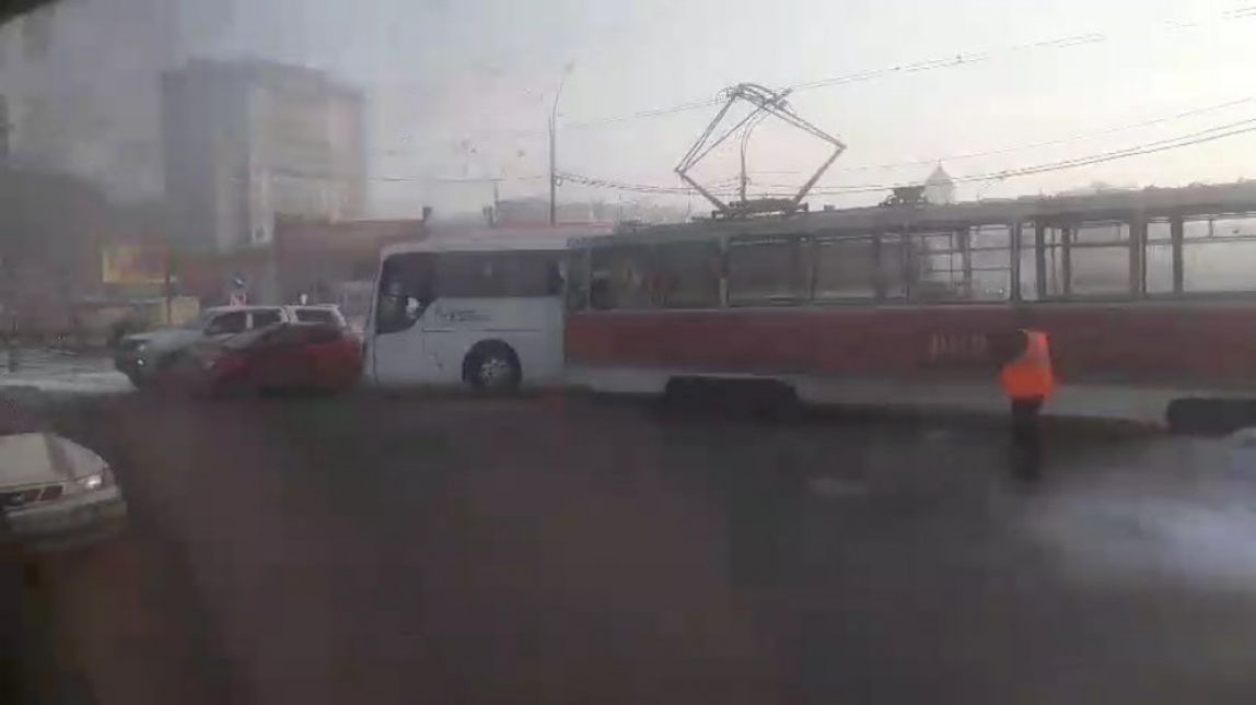 Междугородний автобус столкнулся с трамваем