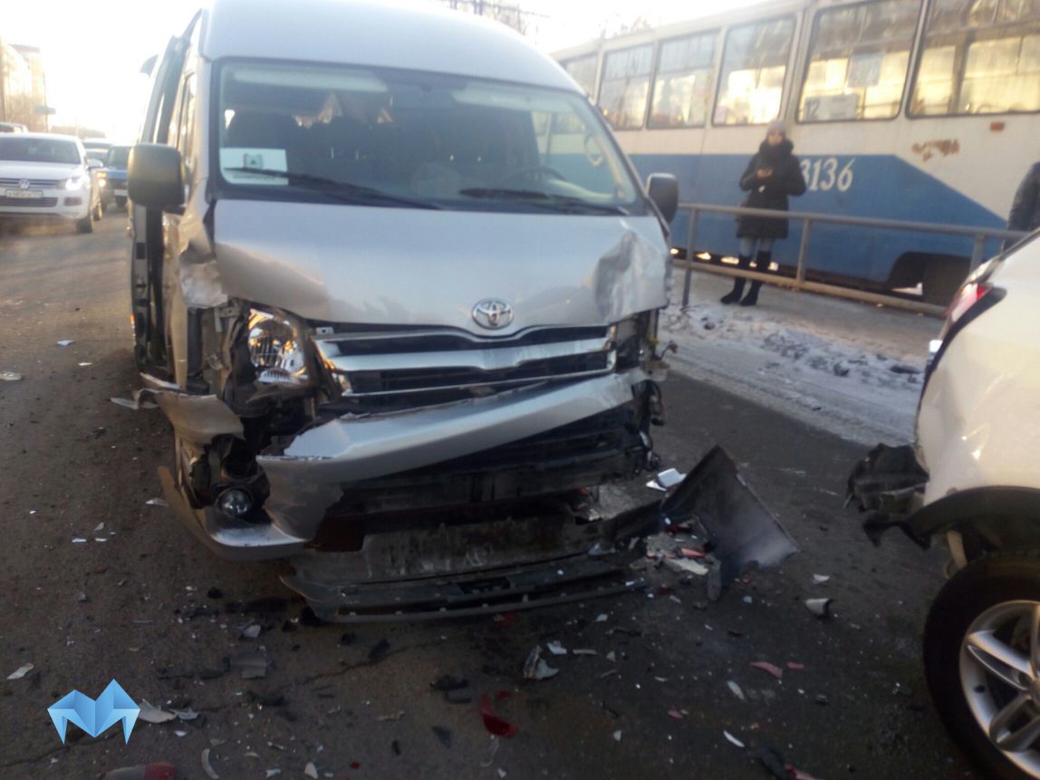 Микроавтобус из губернаторского кортежа попал в аварию
