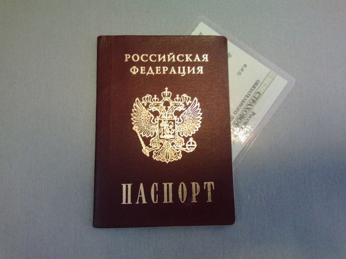 Экс-мигрантам торжественно вручили паспорта