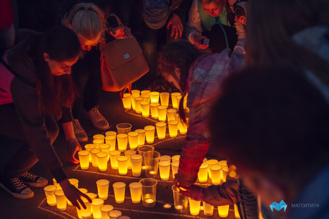 Фото. В Магнитогорске зажгли свечи в память о павших воинах