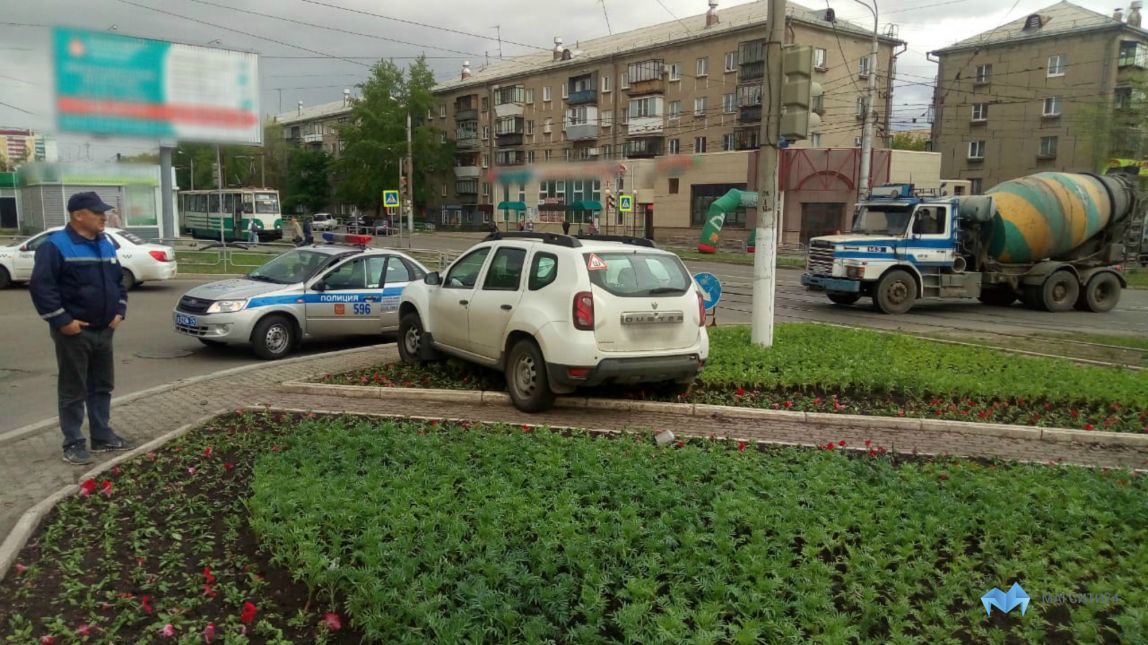 Автохам уничтожил цветы на Грязнова