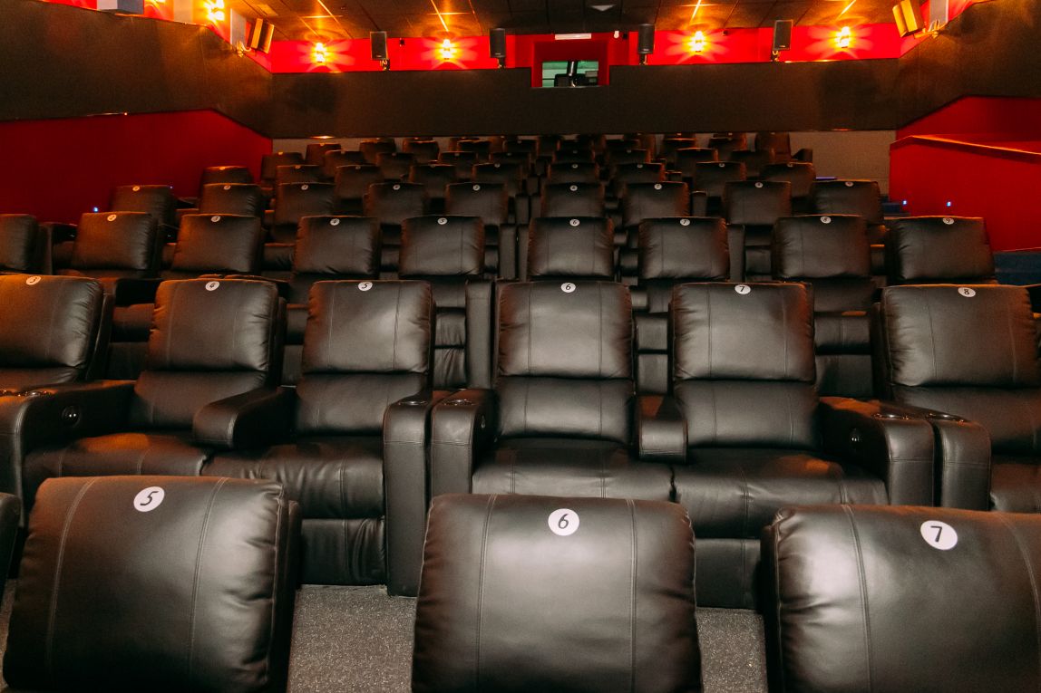 Кинотеатр с мягкими креслами. Мягкий кинотеатр Магнитогорск. Отрада мягкий кинотеатр залы. Семейный парк Магнитогорск кинотеатр.