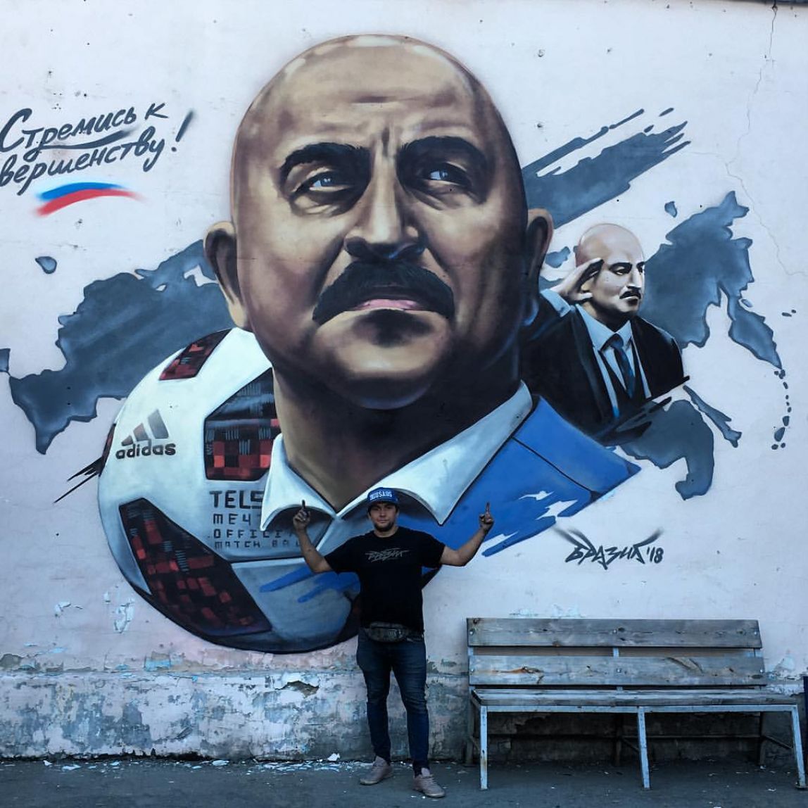 В столице Южного Урала нарисовали гигантский портрет тренера сборной РФ по футболу