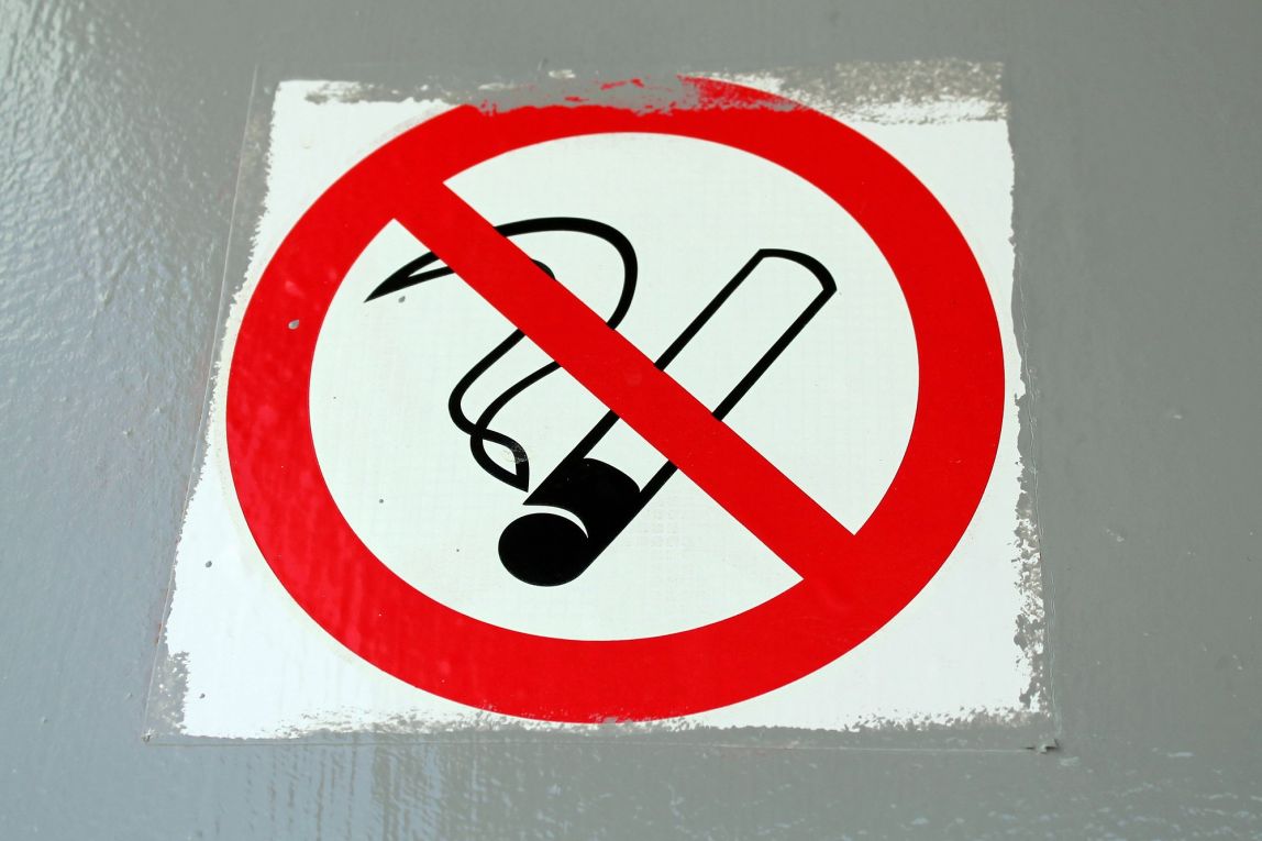 После жалобы конкурентов, сеть алкомаркетов прекратила продажу сигарет вблизи школ