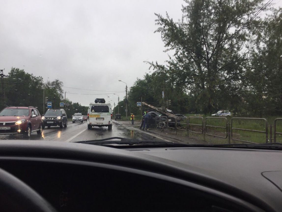 Иномарка врезалась в столб