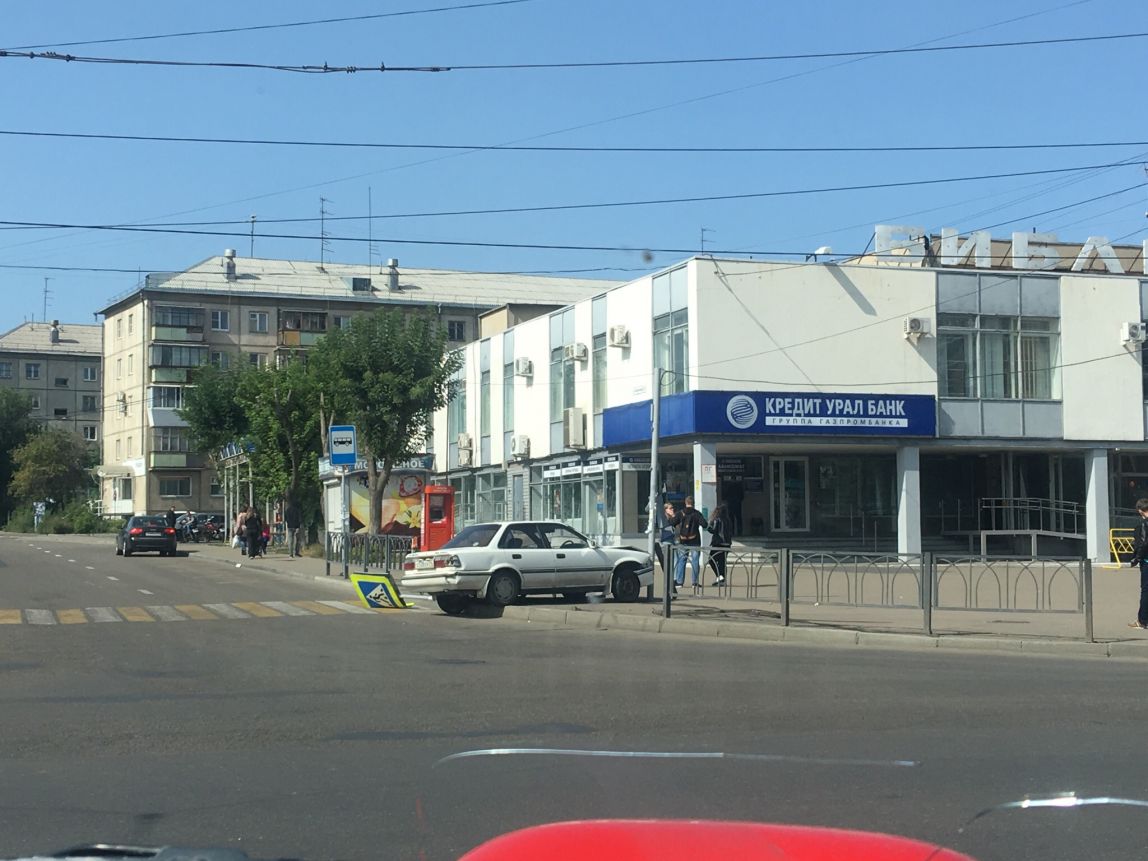 Водитель на иномарке вылетел на тротуар и сбил знак