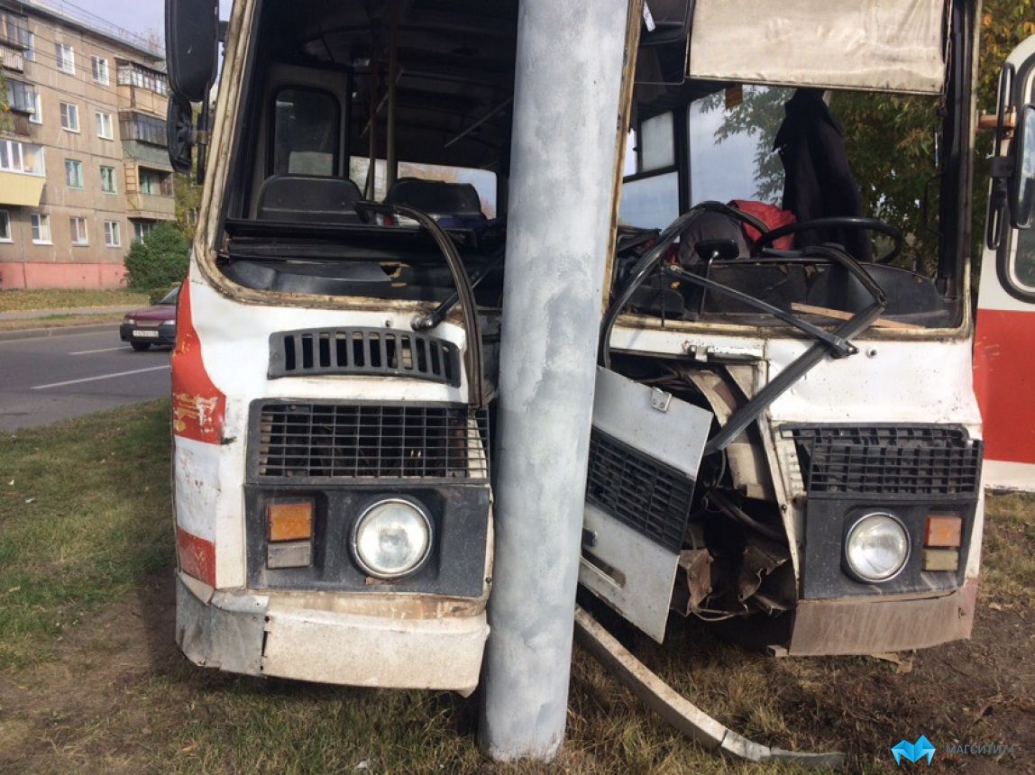 Водитель автобуса намеренно врезался в бетонный столб