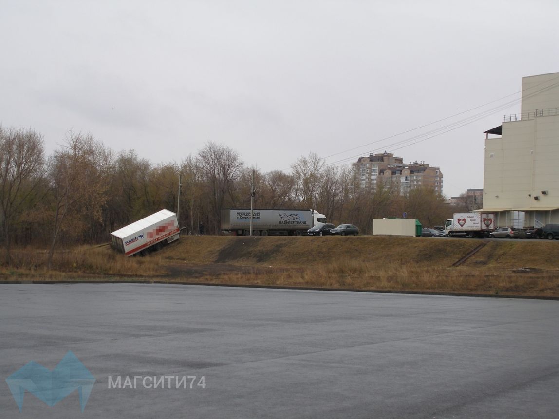 Грузовой прицеп одного из сетевых магазинов скатился с пригорка - Новости  Магнитогорска - Магсити74