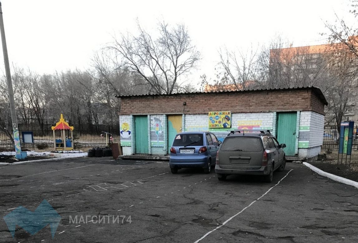 Горожан возмутила парковка на территории детского сада