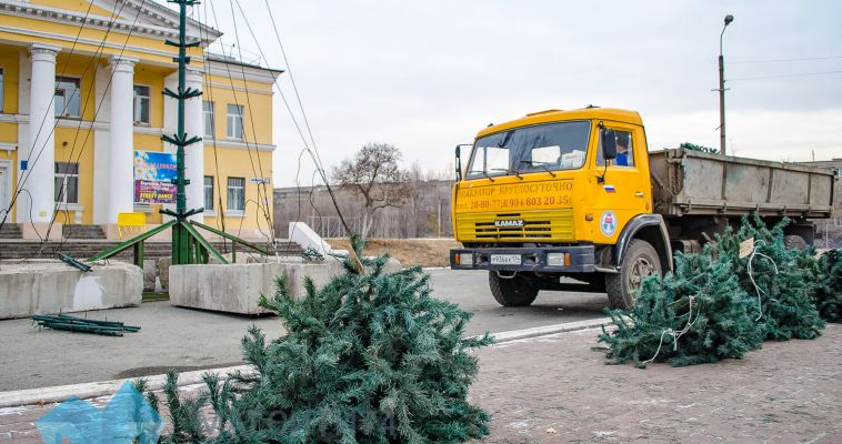 В Магнитогорске устанавливают новогодние елки