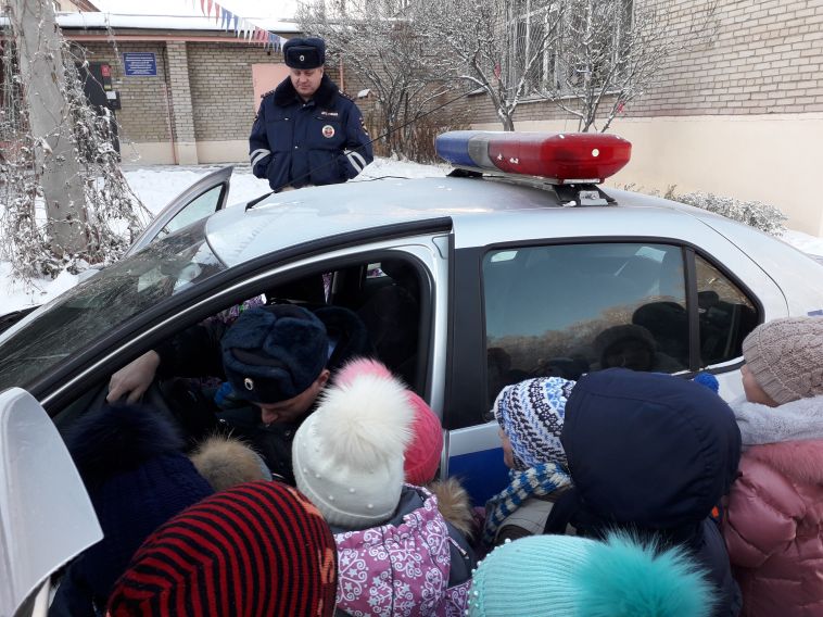 В детские сады приехала патрульная машина ДПС