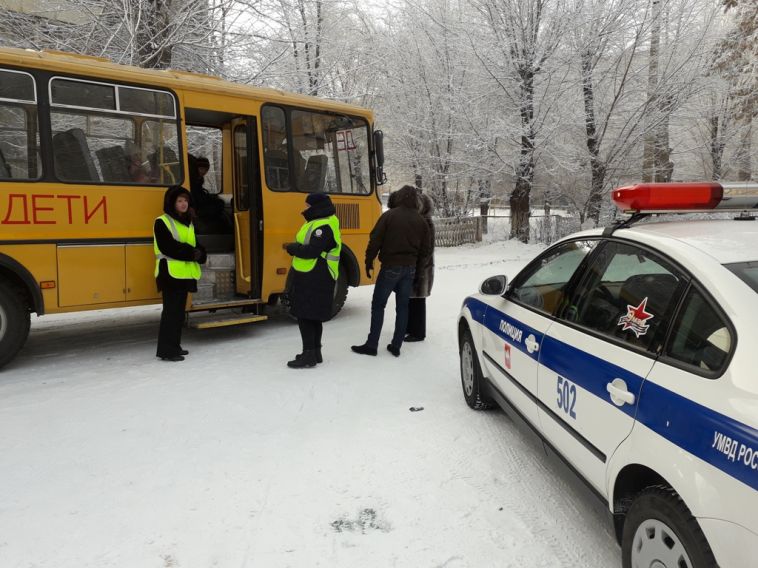 Инспекторы ДПС проверили школьный автобус