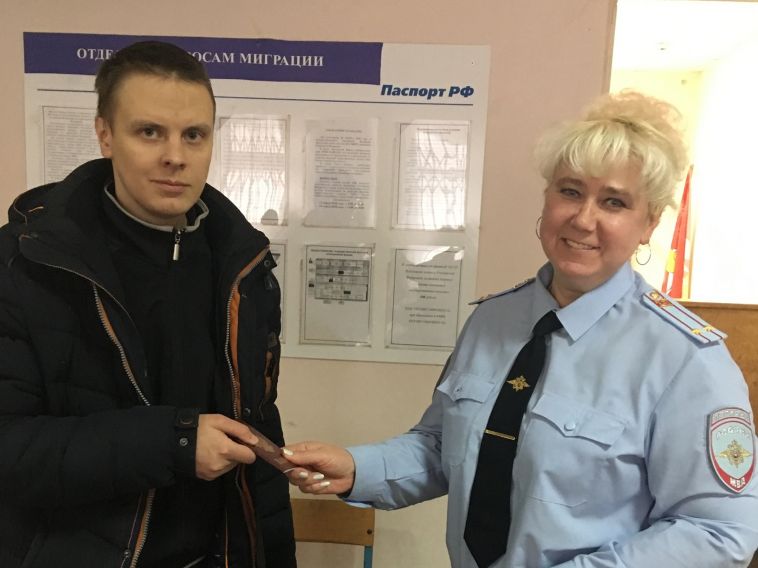 Мужчине, который чудом избежал трагедии, вручили паспорт