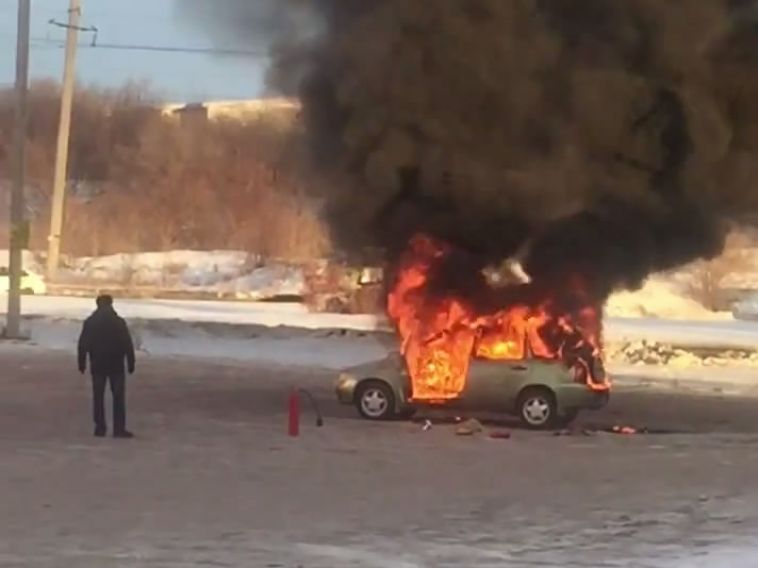 МЧС: потушить горящий автомобиль удалось за пятнадцать минут
