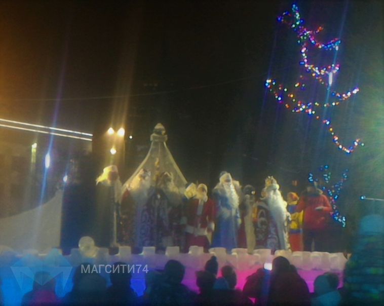 В Магнитогорске прошел парад Дедов Морозов и Снегурочек