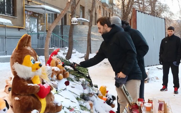 Хоккеисты «Трактора» возложили цветы к мемориалу у дома по К.Маркса