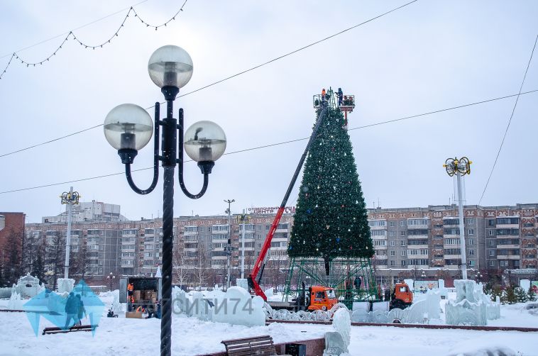 На площади Народных гуляний демонтируют главную елку
