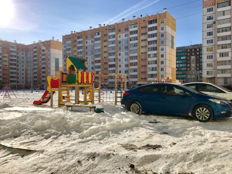 Автолюбители Магнитогорска продолжают парковаться на детских площадках