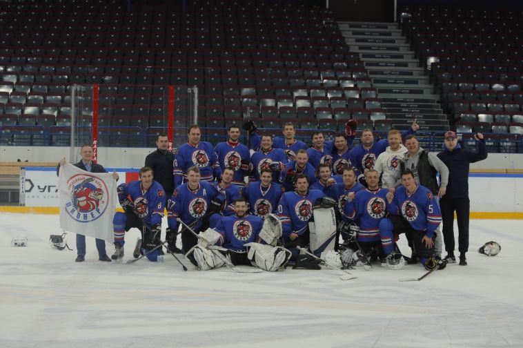 Сегодня на льду «Арены Металлург» продолжился любительский турнир «Битва Чемпионов»
