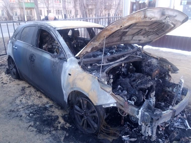 В Магнитогорске на стоянке вспыхнул автомобиль