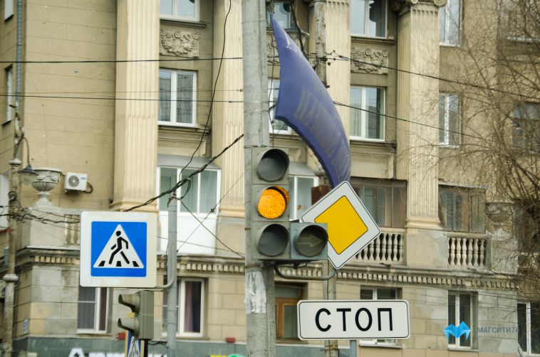 На дорогах города могут появиться дорожные знаки меньшего размера