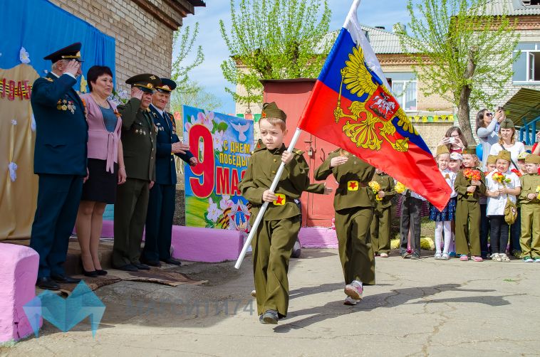 В Магнитогорске прошел Парад Победы в миниатюре