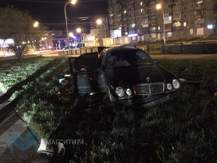 Ночной полет Mercedes окончился на газоне