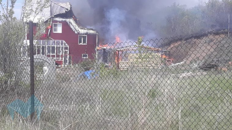 В Магнитогорске сгорел двухэтажный дом