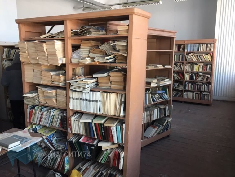 Волонтеры спасли фонд библиотеки от участи макулатуры