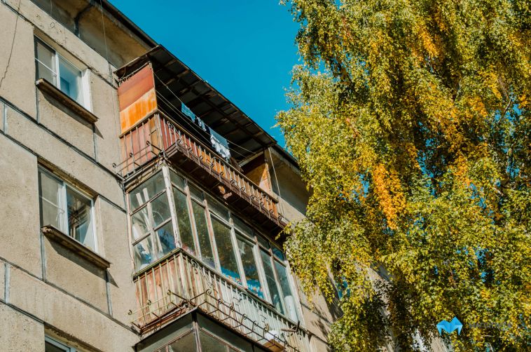 Двухлетний малыш едва не вывалился из окна